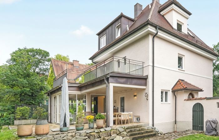 19 min to the center - 250 m² / 2,691 sq ft - top villa from 1923 - 4BR 3,5BA