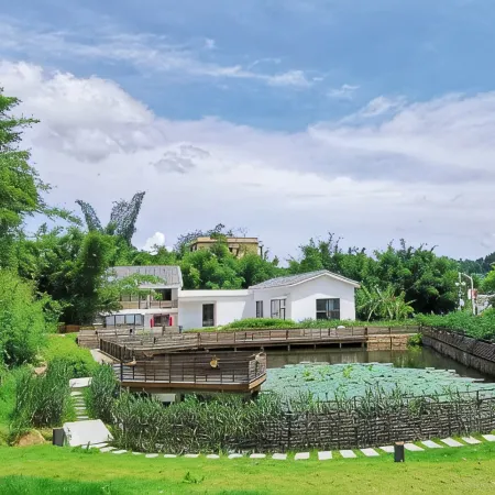 Luhe. Luoxi Valley Homestay;