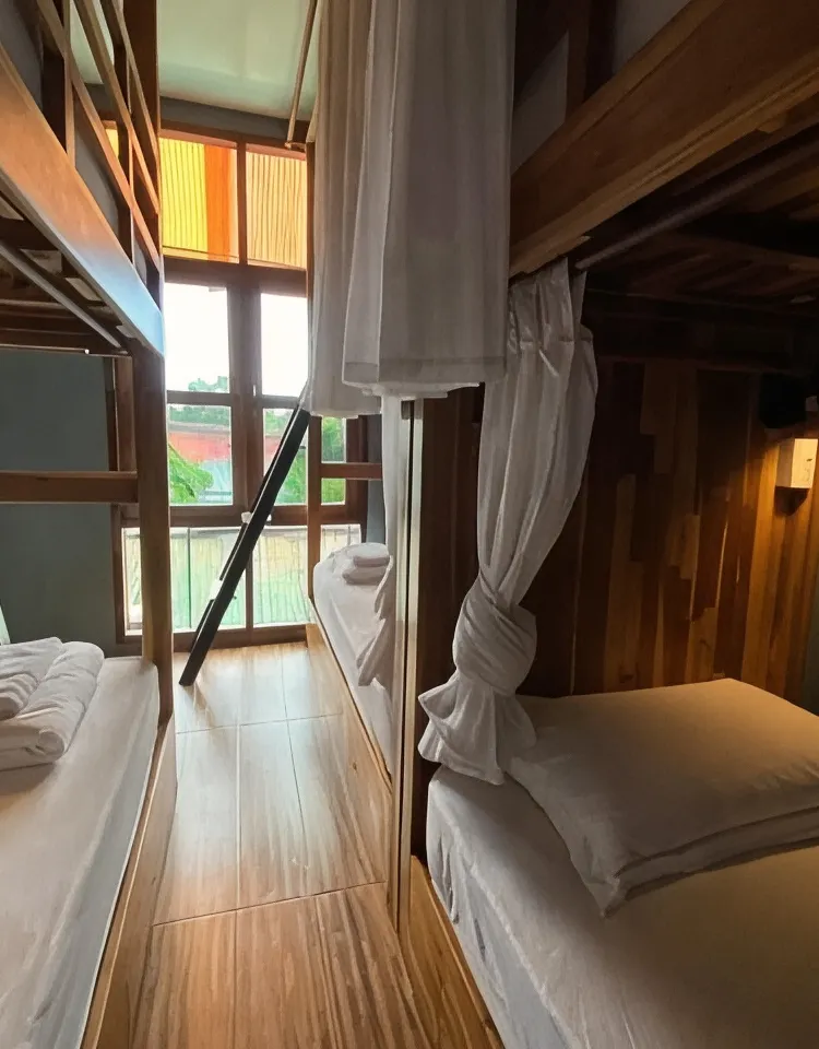 1 คนในห้องหลับร่วม 6 เตียงพร้อมห้องน้ำร่วมและไม่มีเครื่องปรับอากาศ - ผสม