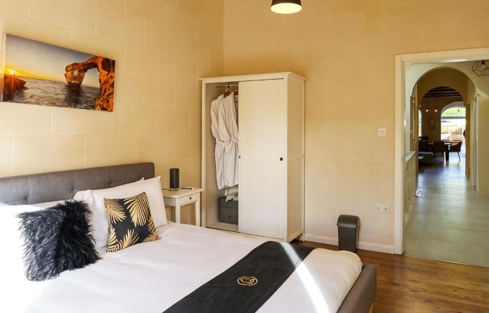 Solaris - 4 bedrooms (sleeps 8+2 kids) Ghasri village