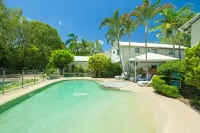 Noosa Entrance Waterfront Resort - Beach