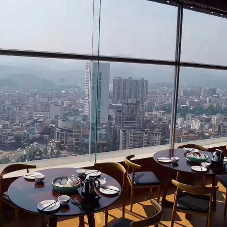 Vienna International Hotel (Yunfu City Center Yihua Plaza)