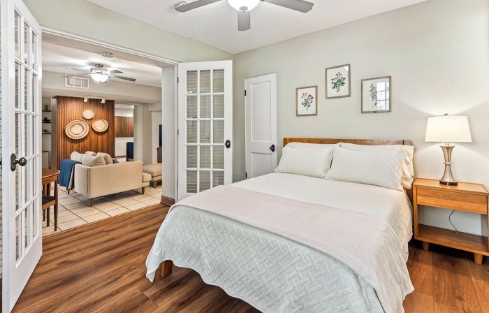 The Carriage House - Historic getaway in the heart of the city!