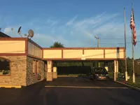 Days Inn by Wyndham Queensbury/Lake George - parking
