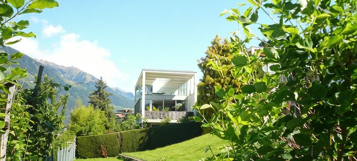 Die Villa Alvarium ist ein Moderner Bau im Bauhaus Stil in Schenna Hotels in Schenna