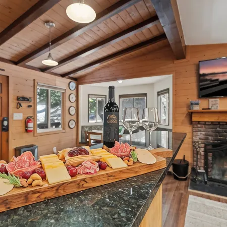 Fall Getaway ~ 5 BR Family Retreat, Game Room, Fire Pit, Minutes to SkyPark