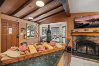 Fall Getaway ~ 5 BR Family Retreat, Game Room, Fire Pit, Minutes to SkyPark