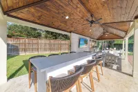 Katy Oasis with Huge Patio, Pool & Game Room