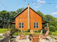 Hannah's Hideaway - Sleeps 6, secluded cabin in Stuart with mountain views Hotel di Patrick County