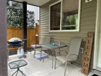 Quiet Private Suite in a Forest Setting w/Parking | Great Value, Near Vancouver. 메이플리지 호텔