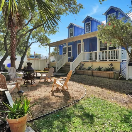 Walk Vilano Beach, Pool, FirePit, Sleep 10, 5 Min to Hist St Aug/Night of Light