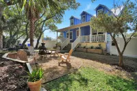 Walk to Vilano Beach, Pool,  Fire Pit, Sleeps 10,  5 Min to Historic St. Aug - 3-Star