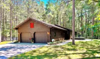 10 acres of woodland PRIVACY:  charming 3-bedroom home by Manistee w/ WiFi, AC - 4-Star