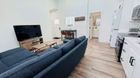 Sleek & Comfy ~ New ~ Near Shops & CafesEntire 2Bd/1BA Guesthouse - 3-Star
