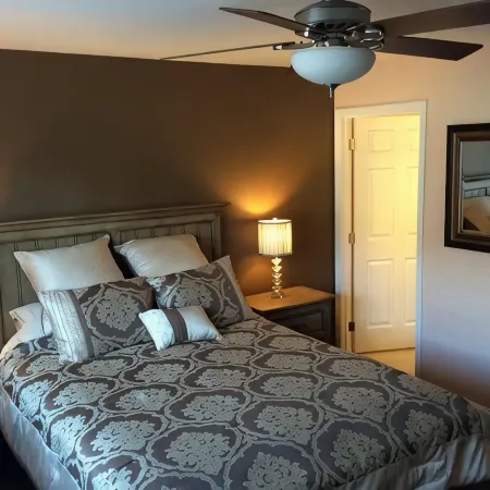 Luxurious Townhome Minutes From Beautiful Downtown, Golf Course, And Ski Area