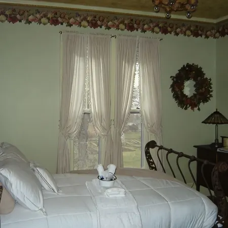 Vintage Gardens Bed & Breakfast Hotels in Wayne County