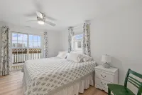 Attractive, updated 2-bedroom home, 5 min walk to beach, pets ok, onsite parking - Boutique
