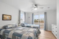 Attractive, updated 2-bedroom home, 5 min walk to beach, pets ok, onsite parking - Boutique