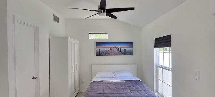 Modern & Stylish studio with private entry and parking. Hotels in Brandon