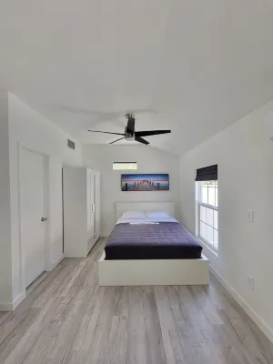 Modern & Stylish studio with private entry and parking. - Homestays