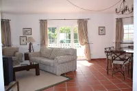 Apartment With Shared Pool, landscaped gardens, Wi-fi