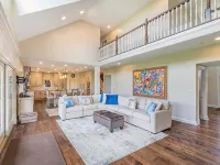 Gorgeous Home featuring an Indoor Heated Pool, Gourmet Kitchen & Outdoor Spaces Ξενοδοχεία στην πόλη Delaware County