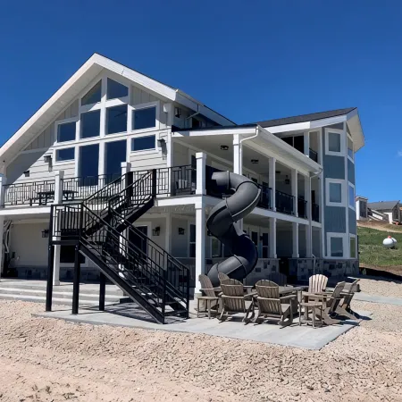 Private Hot Tub and P-Ball/B-Ball Court! Ideal Beach Access, and Golf Nearby!