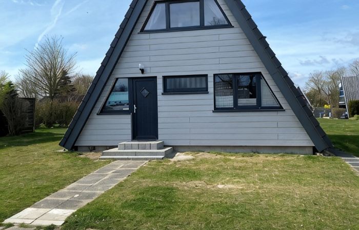 Vacation home close to the beach with patio cover; fiberglass; garden; parking at the house