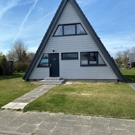 Vacation home close to the beach with patio cover; fiberglass; garden; parking at the house