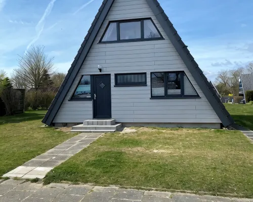 Vacation home close to the beach with patio cover; fiberglass; garden; parking at the house Hotels in Damp