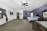 Quiet country getaway with STUNNING VIEWS, 4 bedrooms, 3 1/2 bath, large garage. - 4-Star