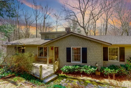 Cozy Retreat 5 Min from Mainstreet - Covered Deck - Fireplaces - Secluded - balcón