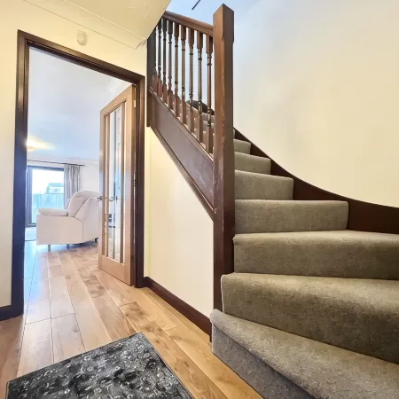 5 minute walk to beach, quite cul-de-sac location, parking for 3 cars