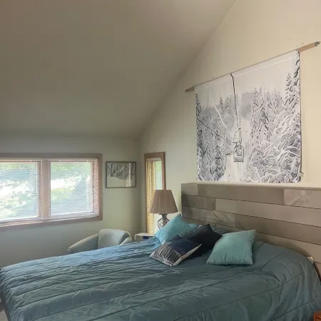 Roomy ski condo next to Mt. Snow, on the mover bus, with hot tub and sauna!