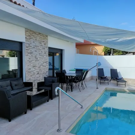 Independent villa with private pool, 5 min from the beach!