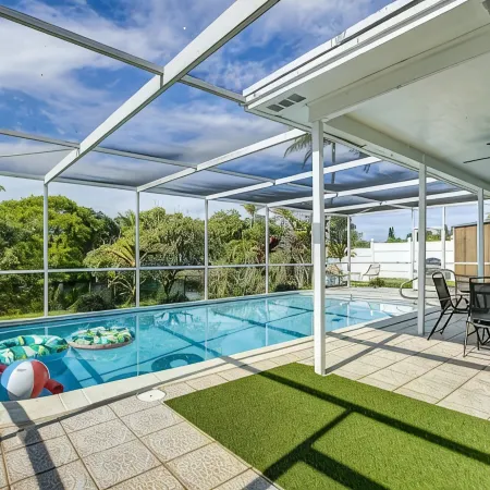 Sunrise Family Haven: Private Pool & Scenic Vistas