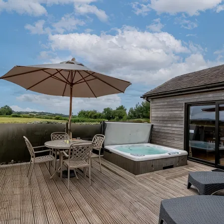 Buttercup lodge - sleeps 4/5 with hot tub & countryside views