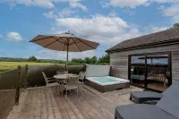 Buttercup lodge - sleeps 4/5 with hot tub & countryside views