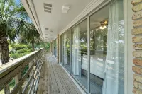 2 bedroom, walk to the Beach! Sleeps 6, outdoor games and yard space! - Bungalows