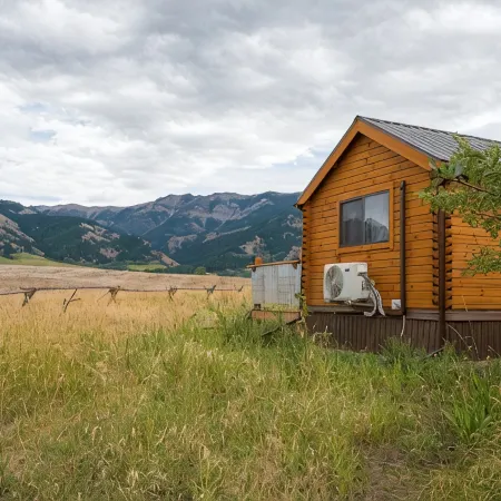 Cozy Log Cabin, Mountain View, AC, WiFi, 4 mi. to town, 16 minutes from airport.