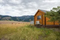 距小鎮4英里、距機場16分鐘，山景、空調、WiFi的溫馨原木小屋 - 木屋