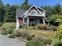 Cozy and Private West Coast Home - 4성급