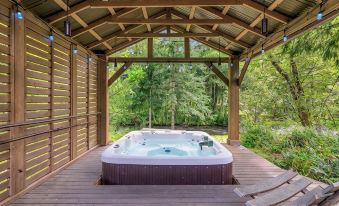 Riverfront Luxury Cabin-Hot Tub-EV-Deluxe Kitchen-WiFi