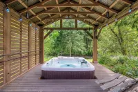 Riverfront Luxury Cabin-Hot Tub-EV-Deluxe Kitchen-WiFi