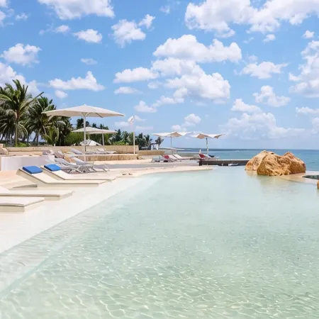 Cozy Apartment with 24/7 pool - 5-10 min walk to Beach, Clubs, activities!