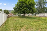 Stylish, Relaxing & Comfy 3 BDR Home. 2 minutes to Lake Compounce - Wifi