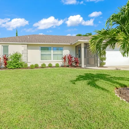 POOL HOUSE, CLOSE TO THE BEACH & DOWN TOWN NAPLES! WITH GAME ROOM
