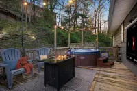 10 Min to NRG Park with Private Deck, Movie Nights & Fire Pit - Boutique