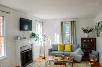 The Fabled Blue-Remodeled Guest Cottage on The Hill - 4 étoiles
