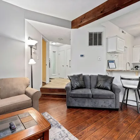 Walking Distance to Ski Slopes! Cozy Condo that sleeps 4!